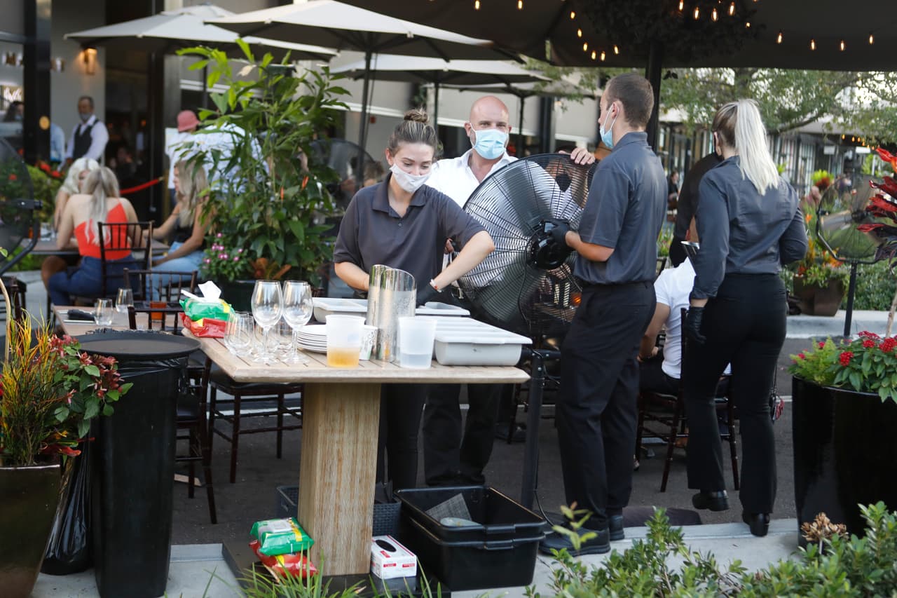 El gobernador Ron DeSantis dijo este martes que planea mantener los restaurantes de Florida abiertos al cien por ciento a pesar del aumento de casos de coronavirus. 
<br>