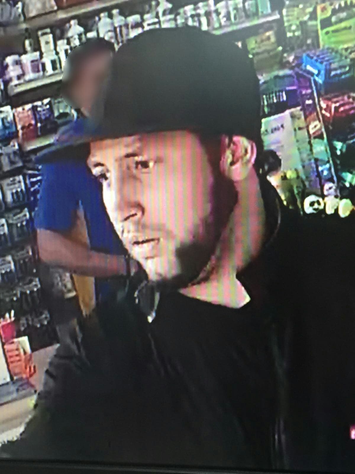 Autoridades buscan a individuo que asaltó farmacia en Guaynabo