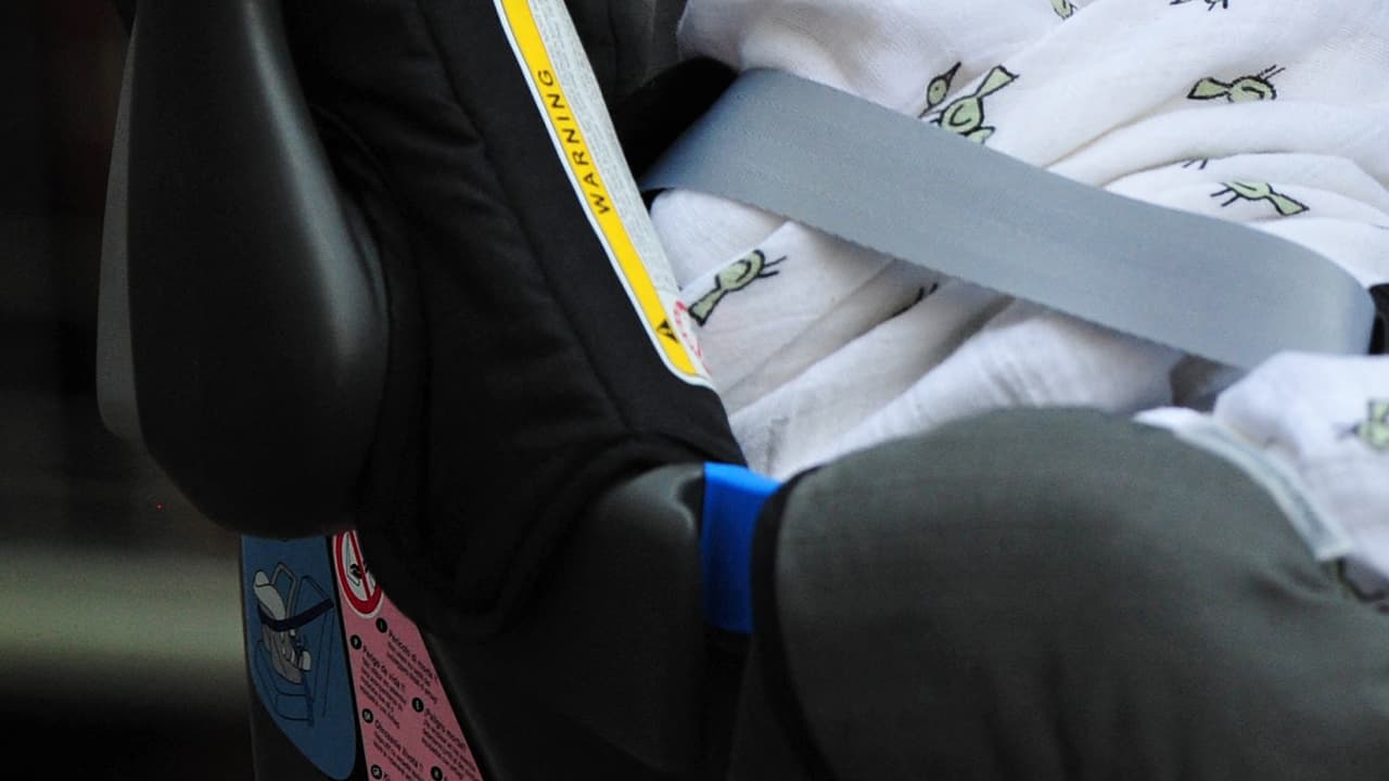 Arrestan a una pareja por la muerte de su bebé de 1 año: la dejaron olvidada por horas en un auto