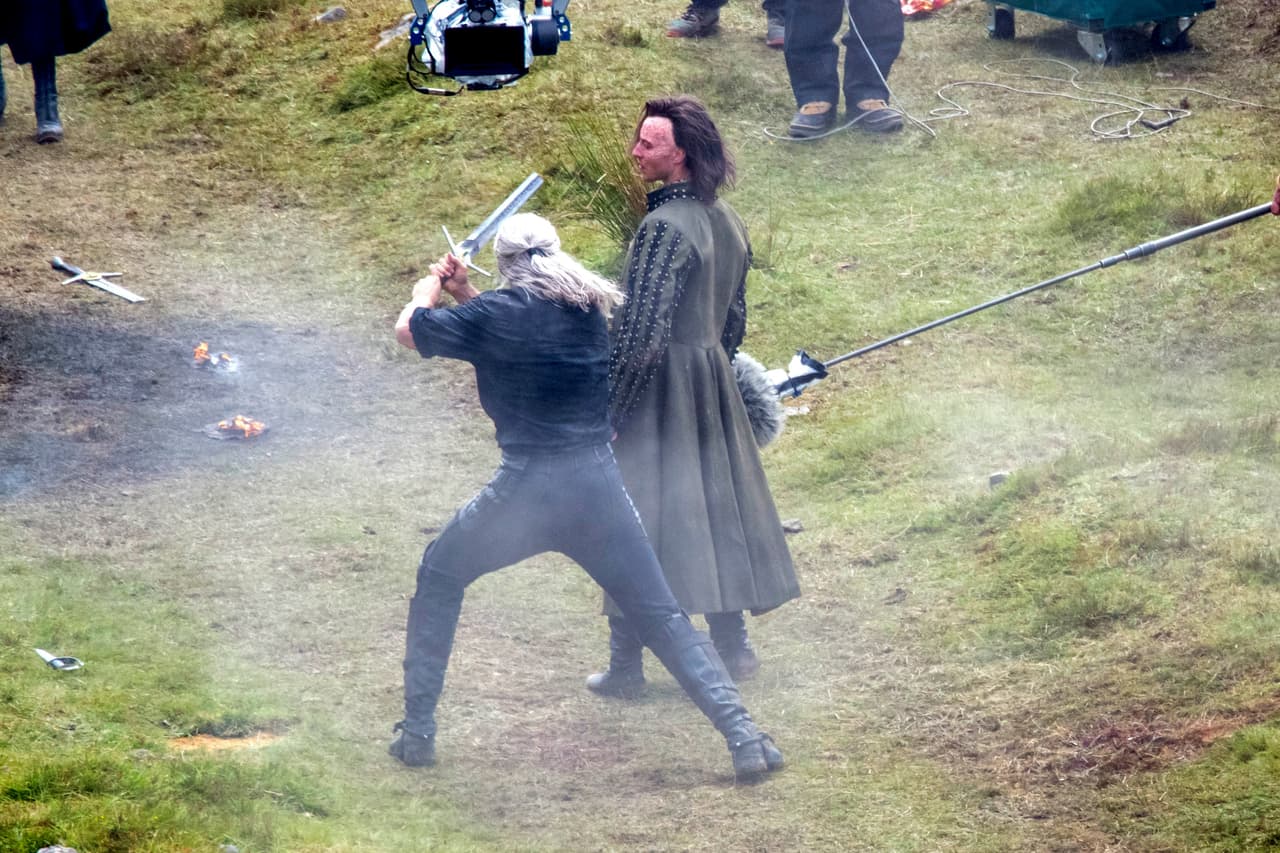 Henry Cavill, Anya Chalotra y Freya Allan (2022)