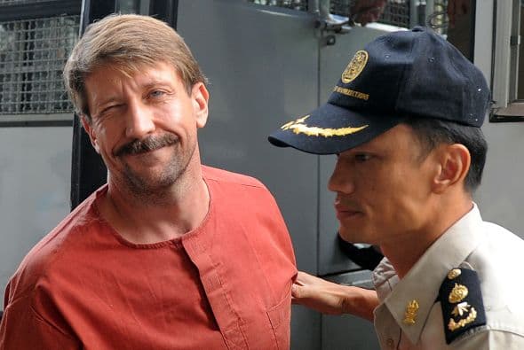 Farah afirma incluso que al iniciarse la invasión de Irak por tropas dirigidas por EU en 2003, Bout transportó material a pedido de subcontratistas de las fuerzas armadas estadounidenses.