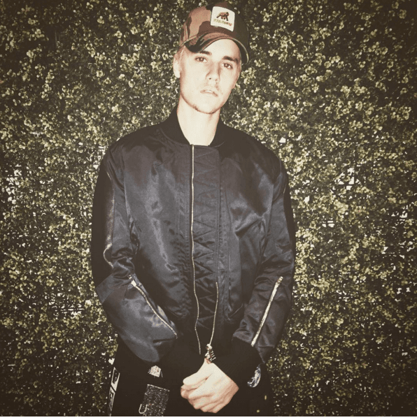 Justin ha andado muy solito últimamente, pero eso no le quita la idea de conocer chicas.