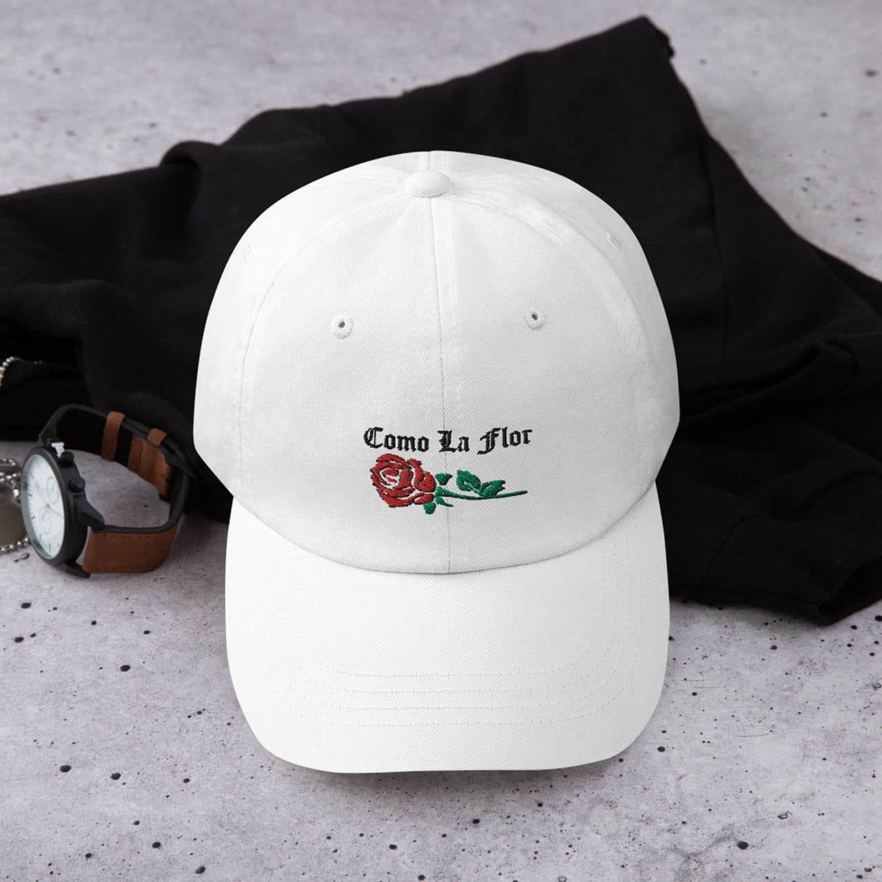 Para los amantes de las gorras, también puede encontrar con frases y canciones de Selena, como este ejemplo con 'Como la flor'.