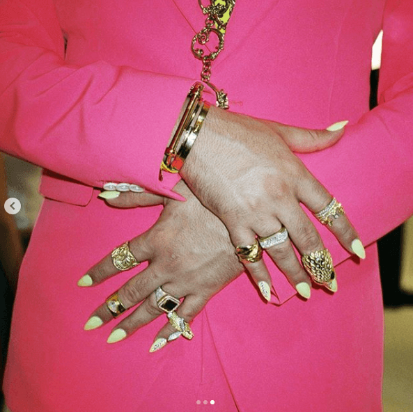 Tampoco están decoradas, pero combinan con el traje y los anillos que porta el intérprete de 'Callaita'.