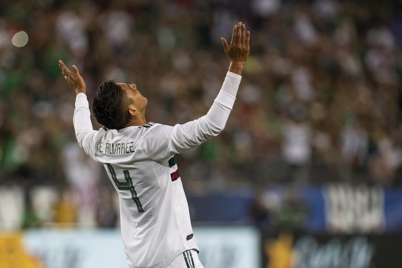 A los 19 minutos Álvarez se lamenta de haber fallado un cabezazo a quemarropa que pudo haber abierto el marcador para México.