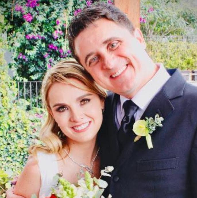 Mijares tuvo que conseguir un vestido de novia en 48 horas. "
<b>Fue mágico</b>; en mi caso, hace siete meses vi un vestido cuando iba caminando con mi mamá, me lo probé y ella me dijo que lo comprara, pero pensé que nunca lo iba a usar, así que se quedó guardado en Cuernavaca hasta ahora", contó. 
<br>