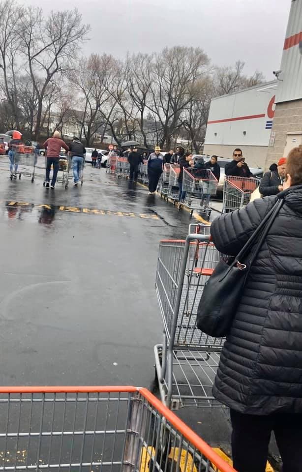 Lupita Miranda Lima nos muestra la larga fila para entrar al Costco de Clifton, en Nueva Jersey.