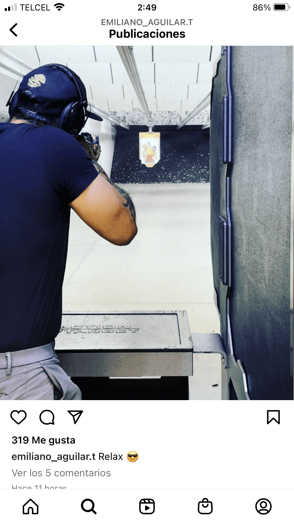 En otra se le ve realizando aparentes prácticas de tiro.
<br>