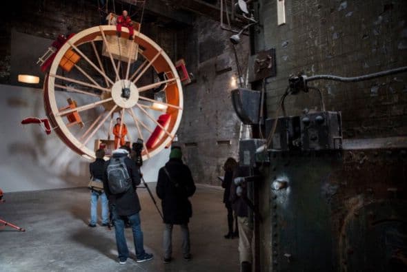 Hay veces que la monotonía de la vida se siente como una rueda de hámster gigante. De eso se trata el último performance de los artistas Ward Shelley y Alex Schweder de Brooklyn, quienes crearon una rueda de hámster de tres pisos en la que tendrán que coordinar cada movimiento durante 10 días. El performance llamado "En "rbita", está ubicado en una antigua sala de calderas en Williamsburg. Durante el performance, Schweder y Shelley van a comer, dormir, trabajar, ir al baño, etc, sin bajar de la rueda.
