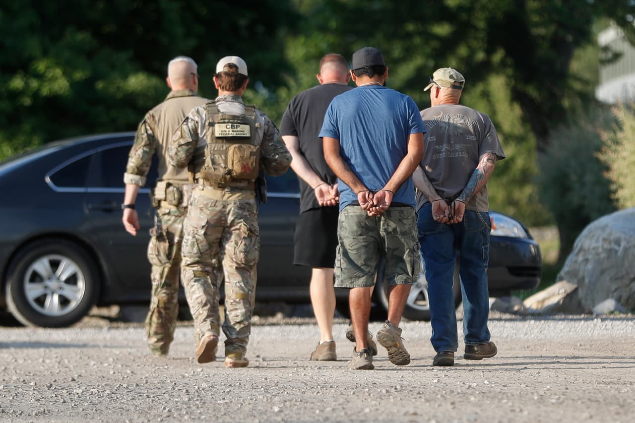 ICE prevé que se presenten cargos penales contra Corso’s Flower & Garden Center, entre ellos usurpación de identidad y evasión de impuestos.