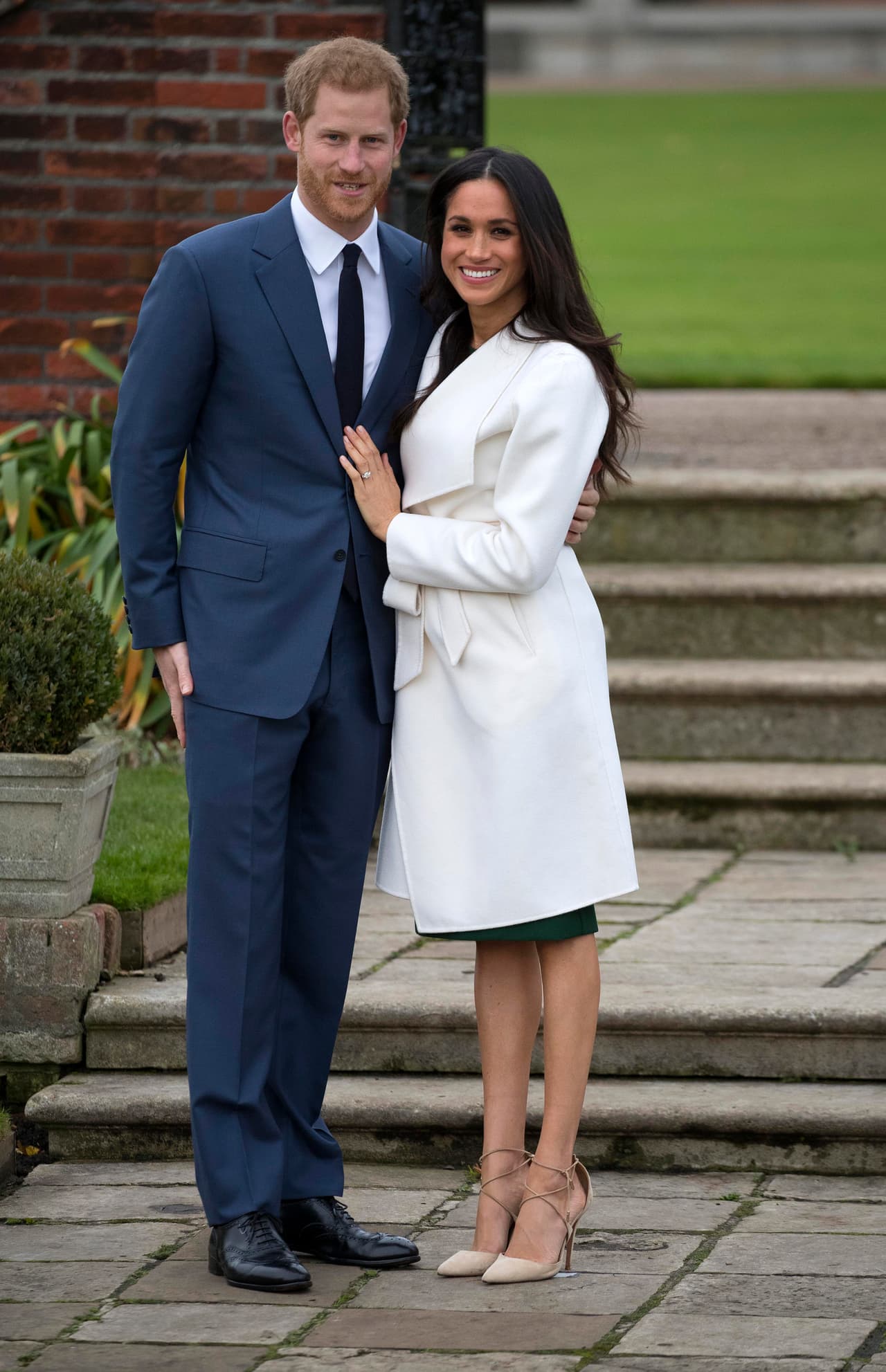 La revista Town and Country asevera que es difícil saber si los tres diamantes principales que adornan el anillo también fueron alterados en el nuevo diseño.