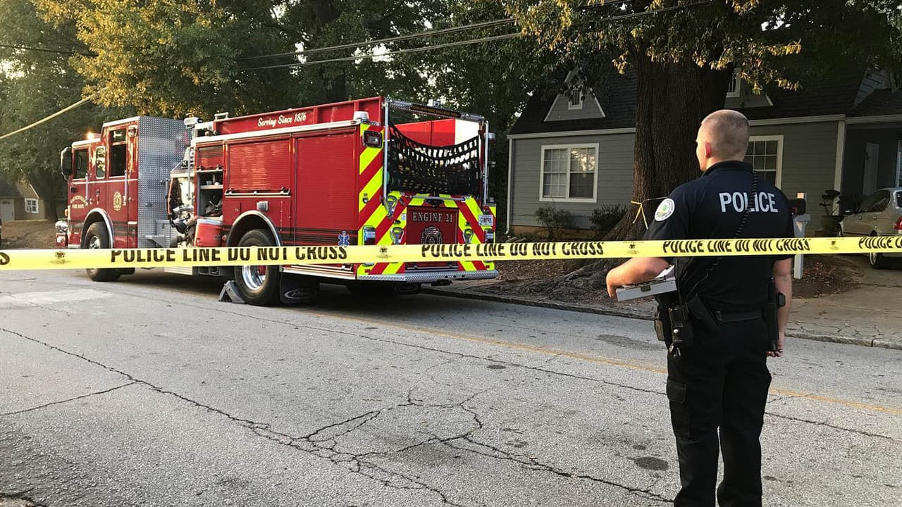 Cuando los paramédicos llegaron, el sujeto sacó un cuchillo y los oficiales trataron de contener la situación, indicó en un comunicado el Departamento de Policía de Gainvesville.