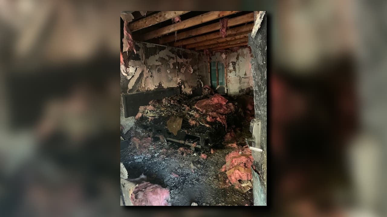 El incendio acabó completamente con una de las habitaciones que donde se cree comenzó el fuego.