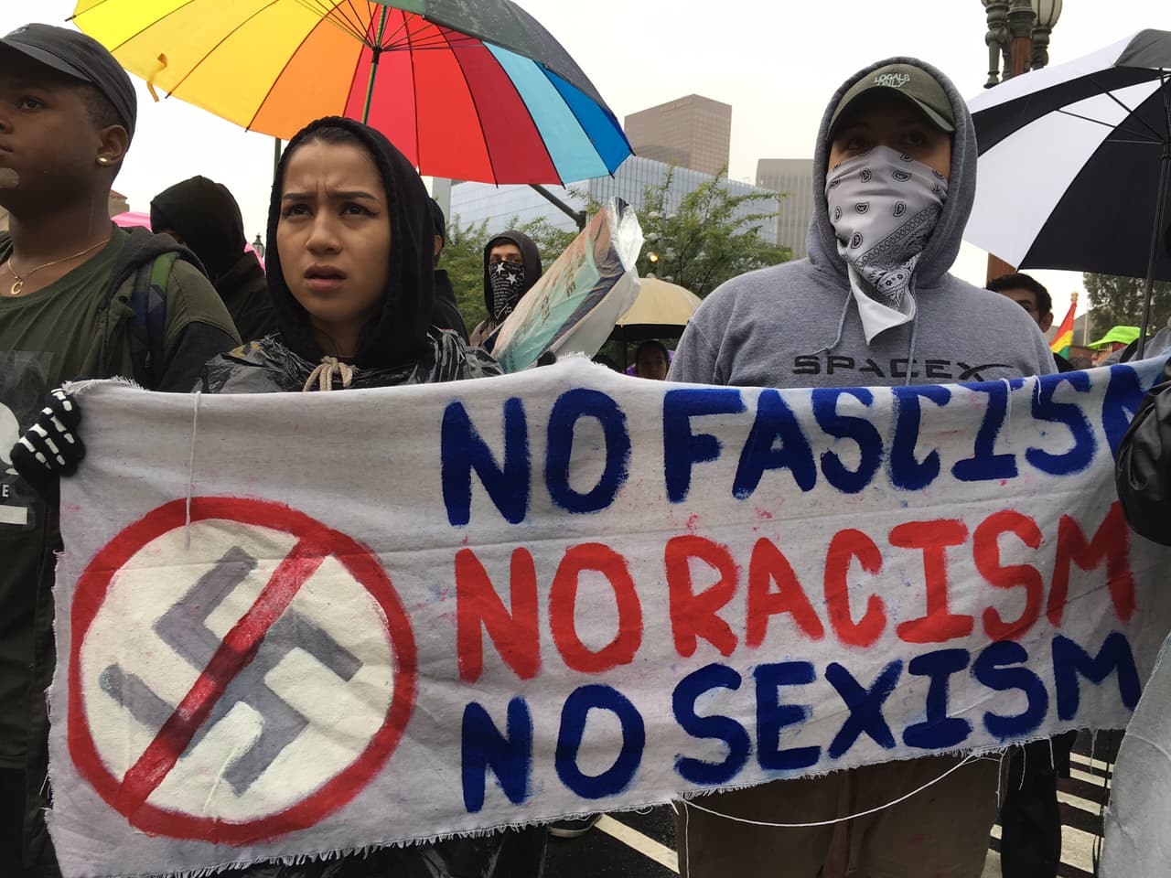 ‘No al fascismo’, decía una de las mantas sostenida por jóvenes.