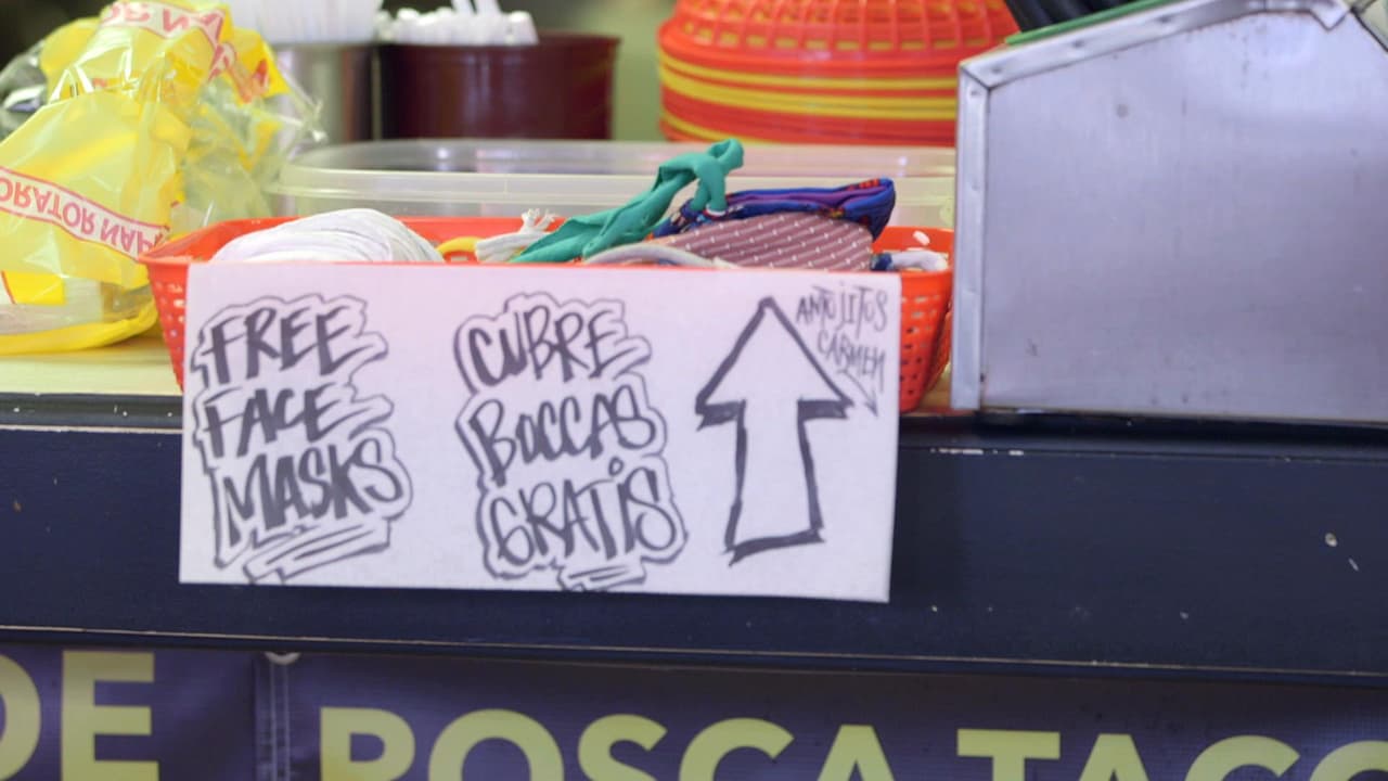 El restaurante Antonjitos Carmen tuvo que cerrar cuando los dueños se enfermaron con coronavirus. Ahora ofrece mascarillas a sus clientes.