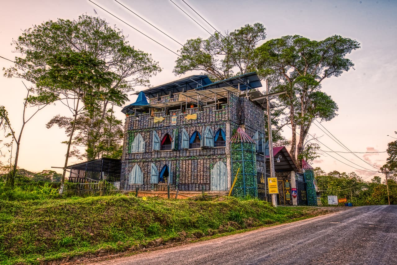 Bezeau asegura que ahora que la infraestructura, carreteras y servicios del pueblo están avanzados, más personas se incorporarán a su idea. “10 familias ya han comprado su lote de terreno y pronto comenzarán a construir con botellas plásticas sus casas”, dijo Bezeau.