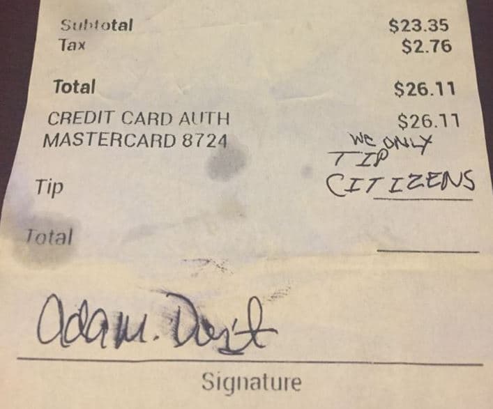 Una pareja deja un mensaje de odio en vez de propina a su camarera hispana 