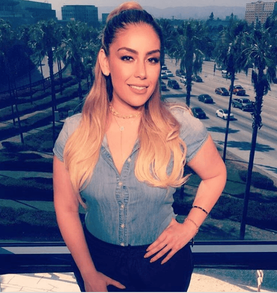 Evelyn Sicairos es originaria de Los Ángeles California, pero su familia proviene del estado de Sinaloa, México.