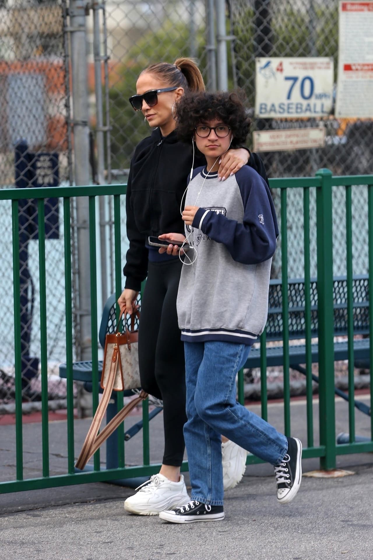 <b>Emme Muñiz</b>
<br>
<a href="https://www.univision.com/famosos/emme-maribel-munoz-hija-jennifer-lopez-estilo-fotos">La hija de Marc Anthony y Jennifer Lopez ya marca tendencia en el mundo de la moda</a> con tan sólo 14 años, pues optó por lucir su propio estilo que visiblemente contrasta con el de su mamá.