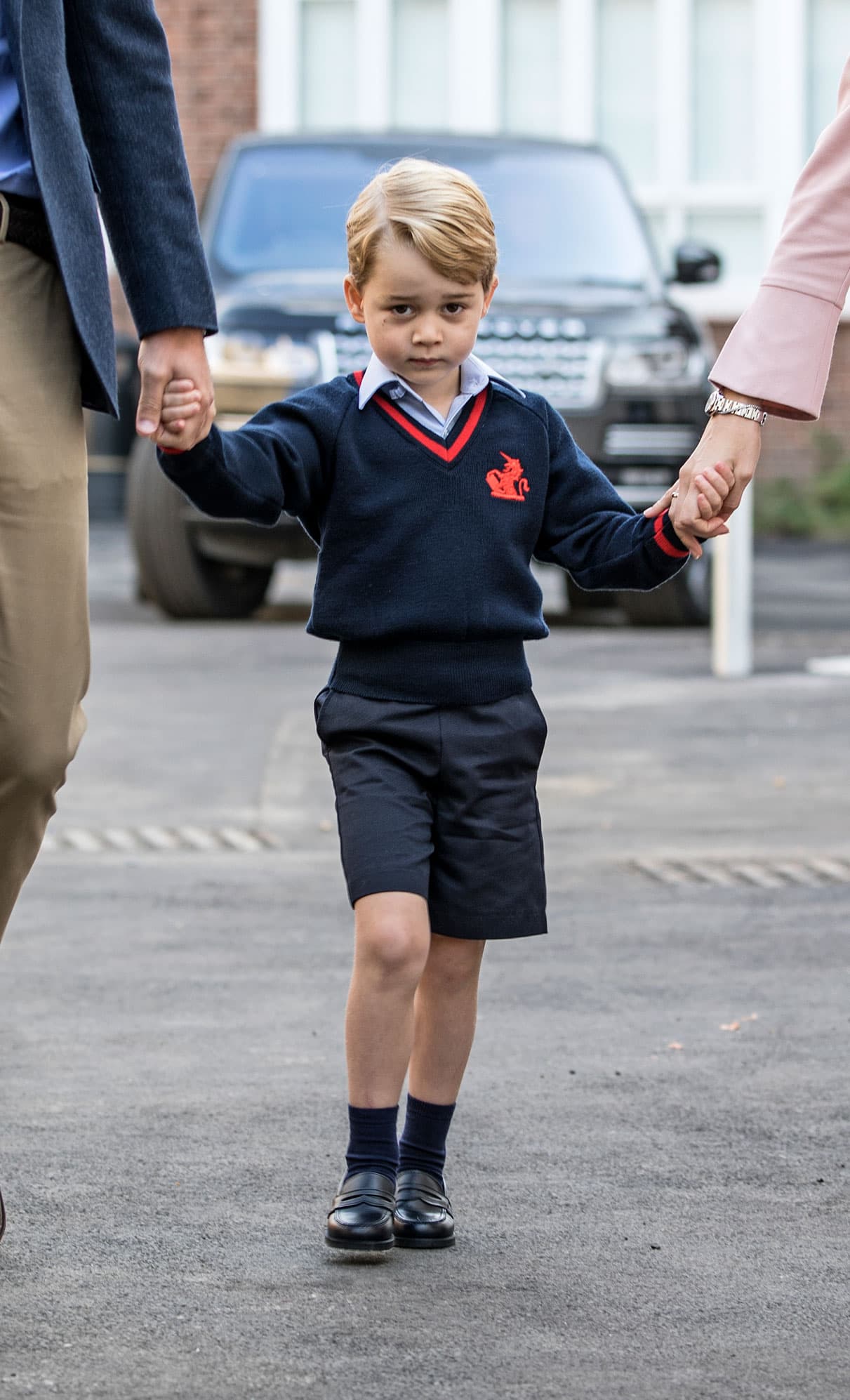 A su corta edad, el 
<b>príncipe George </b>se ha convertido en un icono de la moda y muchos niños en el mundo han copiado sus atuendos en shorts.