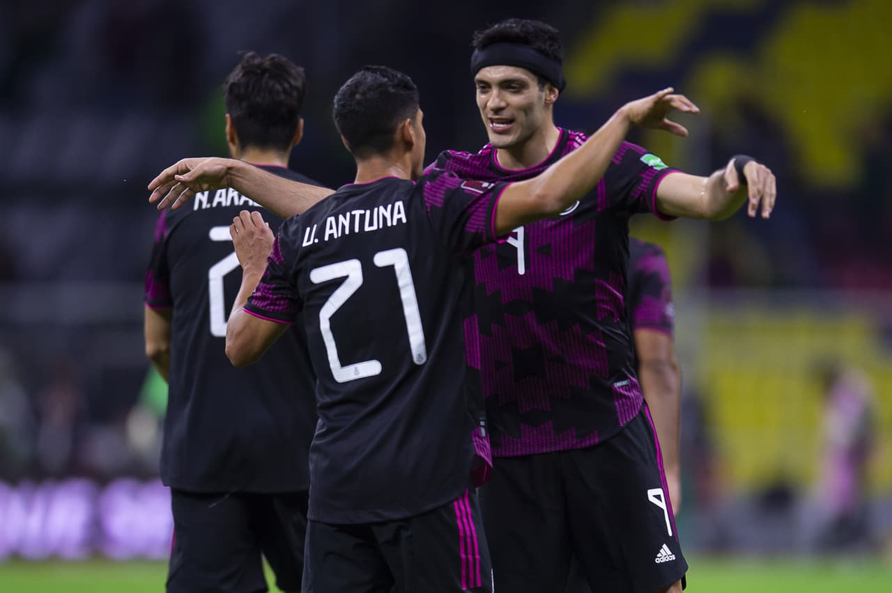México selló su pase al Mundial con una victoria sobre El Salvador, gracias a los goles de Uriel Antuna y Raúl Jiménez.