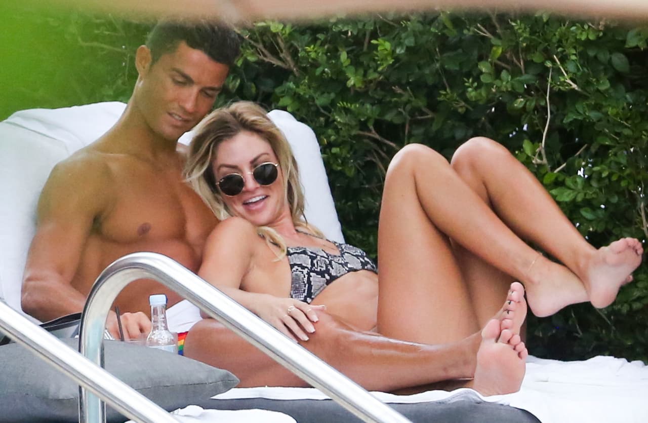 Las fotos son muy claras, el delantero del Real Madrid estaba muy feliz junto a esta belleza.