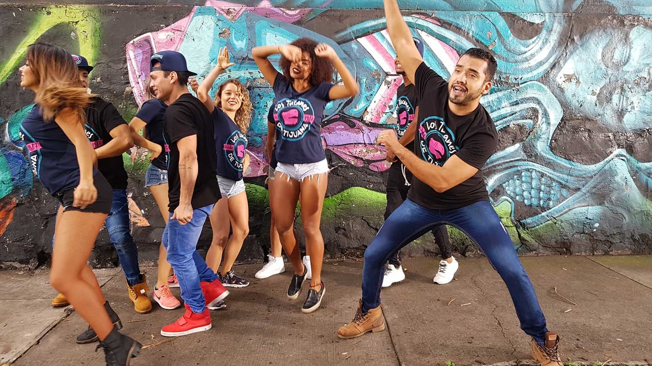 Más de 10 bailarines le pusieron el ritmo moderno al tema, mismo que tiene una letra muy contagiosa.