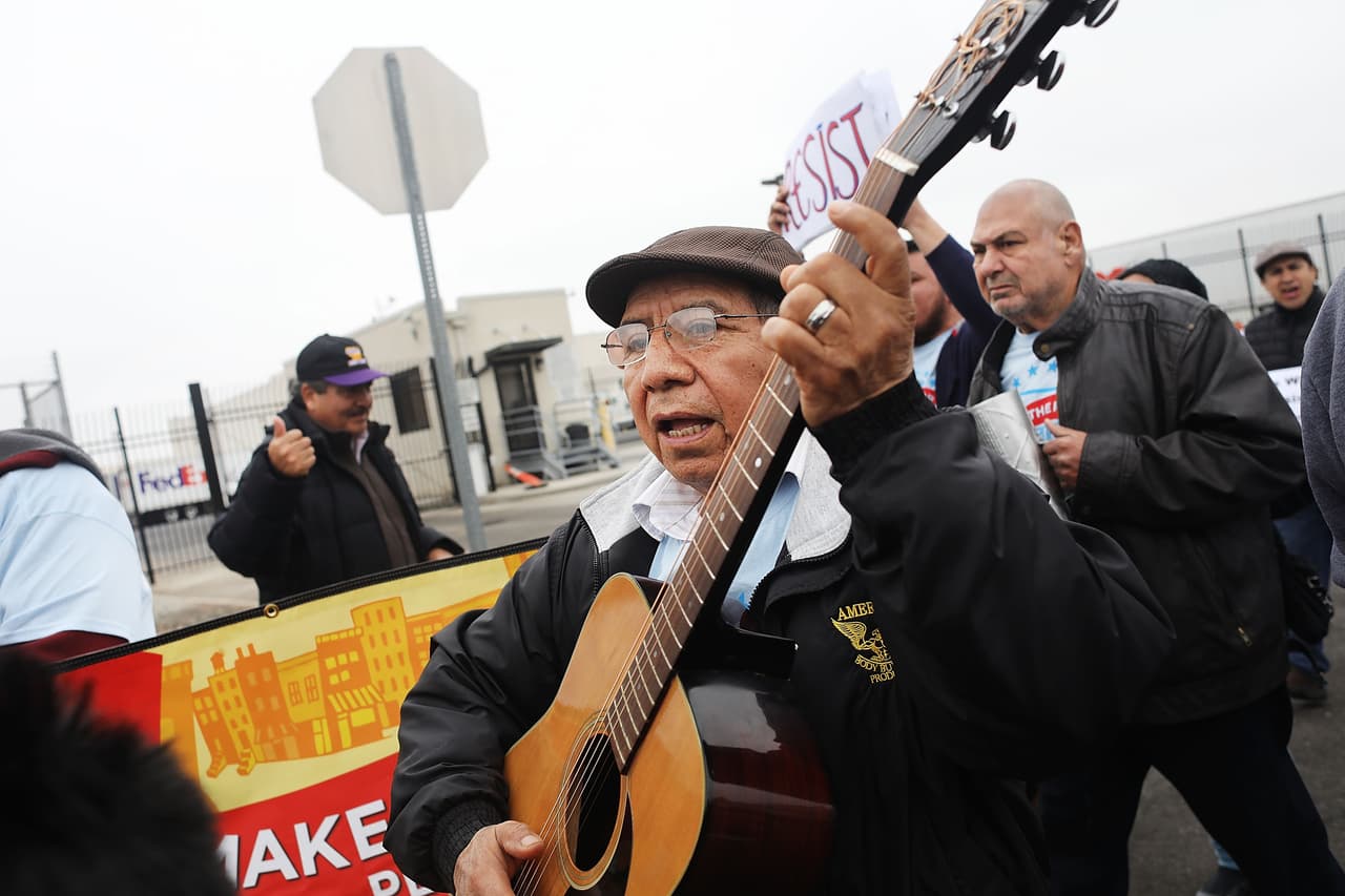 No portar ningún tipo de documentación falsa, lo que en EEUU es una ofensa muy grave.