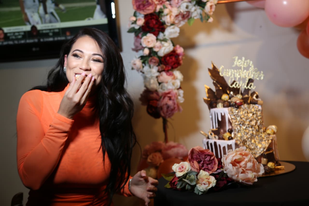 Y ella no pudo resistirse a tan dulce tentación.