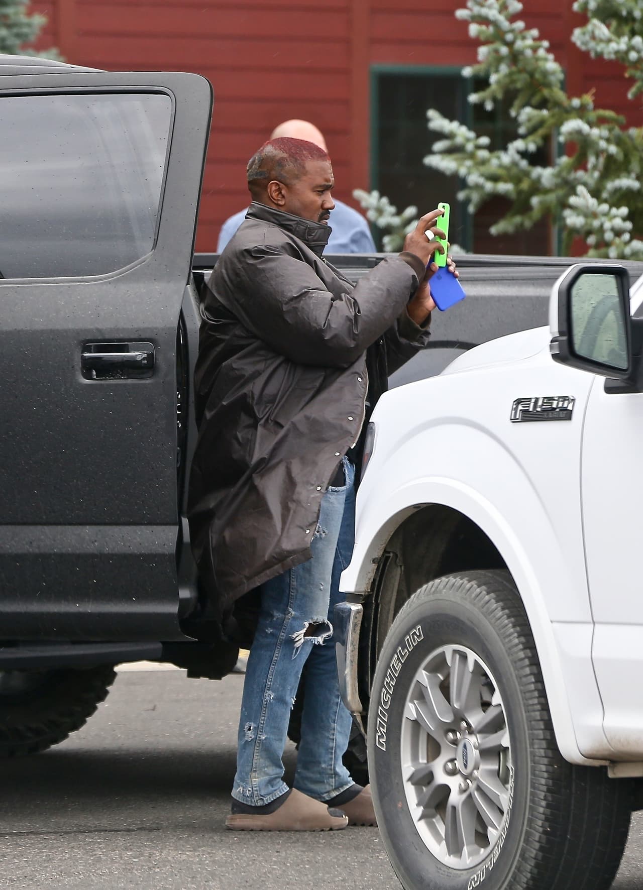 Según la información, los paramédicos "revisaron sus signos vitales (frecuencia cardíaca y presión arterial) y determinaron que
<b> <a href="https://www.univision.com/famosos/yo-no-se-lo-que-pasa-por-su-cabeza-kim-kardashian-habla-del-trastorno-bipolar-que-padece-kanye-west-fotos" target="_blank">no estaba en peligro</a></b>".
<br>