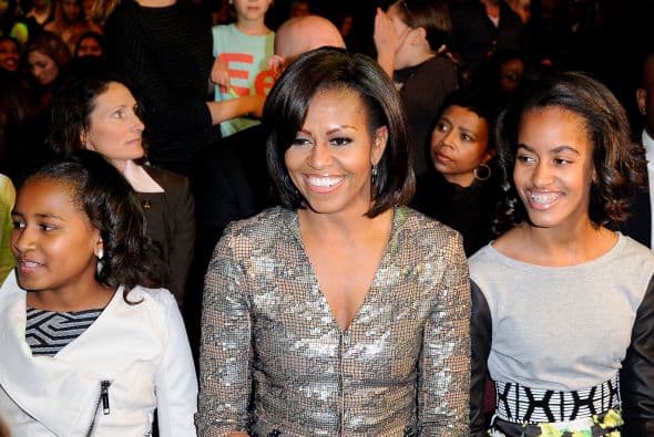 La primera dama siempre se ocupa de la salud, disciplina y éxito de sus hijas, antes que de la política, aunque en ambas tareas se saca un 10. Ha demostrado que además de ser una profesionista exitosa, madre dedicada y luchadora incansable, es una icono de moda y 'glamour'. Sin duda, ella es ejemplo y motivación para muchas madres que deben ser líderes, fuera y dentro de casa.