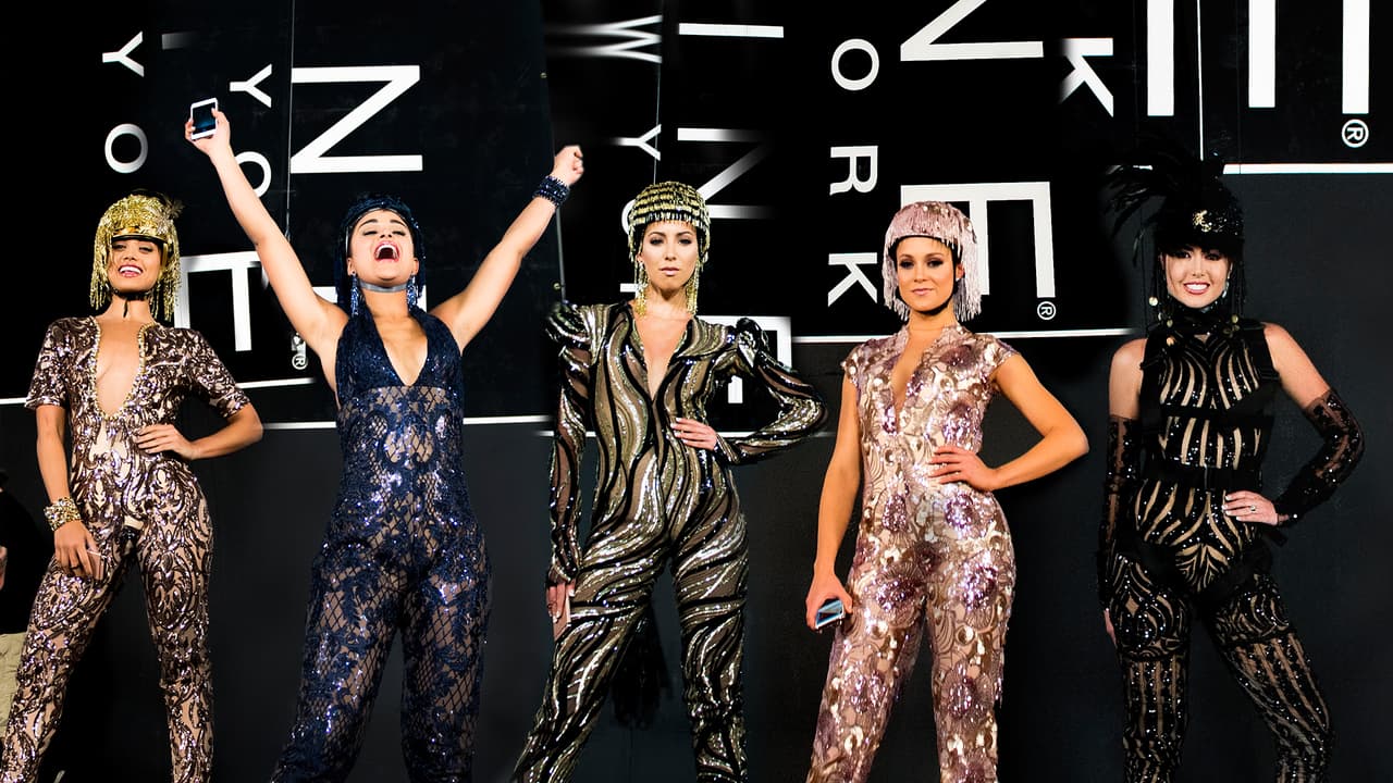 Desafiando sus miedos en una revolucionaria pasarela vertical, las bellas lucharon mucho para lograr el ‘selfie’ perfecto.