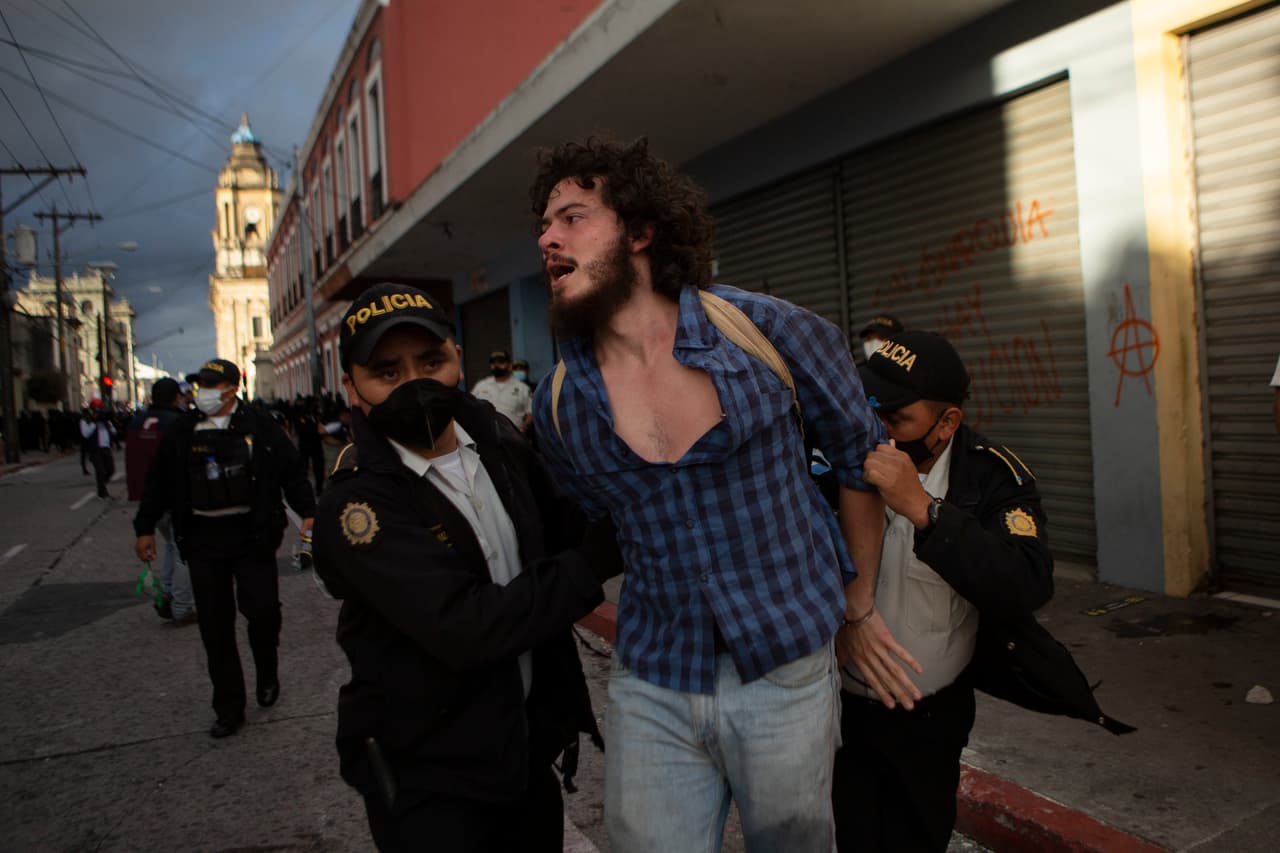 Según los reportes, encapuchados ingresaron por la fuerza al Parlamento rompiendo ventanas y lanzando artefactos incandescentes.