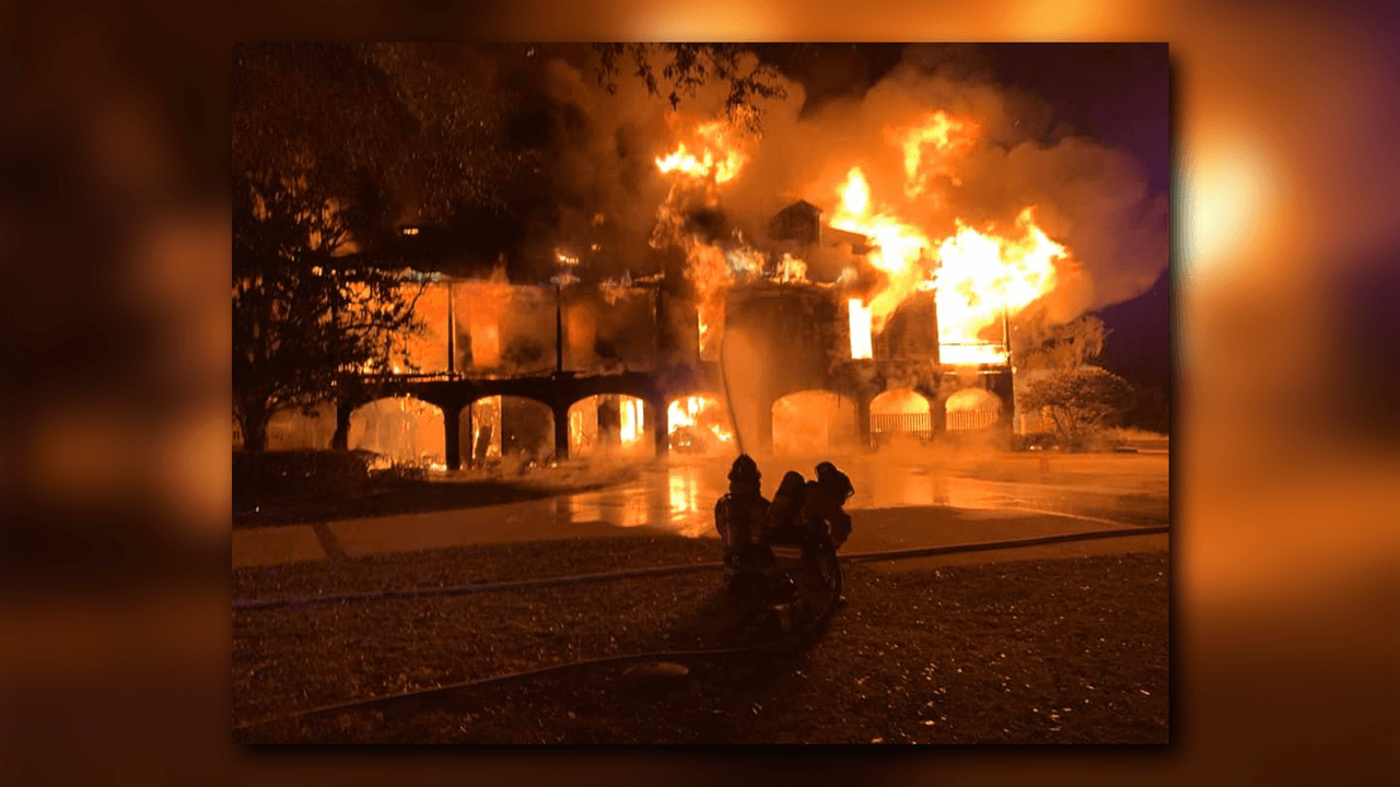 La casa del golfista Davis Love III, miembro del Salón de la Fama, fue destruida por un incendio la madrugada del viernes en un incendio que no pudo ser controlado, incluso con 16 bomberos llegando en cuestión de minutos, dijo el jefe de bomberos.