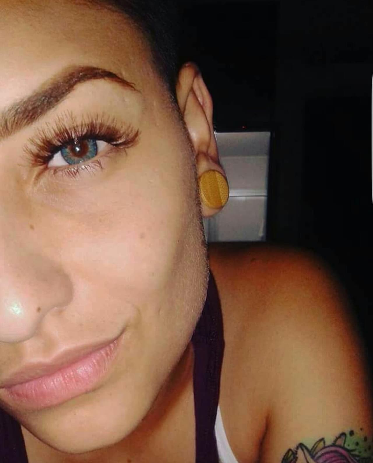 Su nombre es Yanjana Simpson y es una tatuadora profesiona; tiene también 23 años como el intérprete.