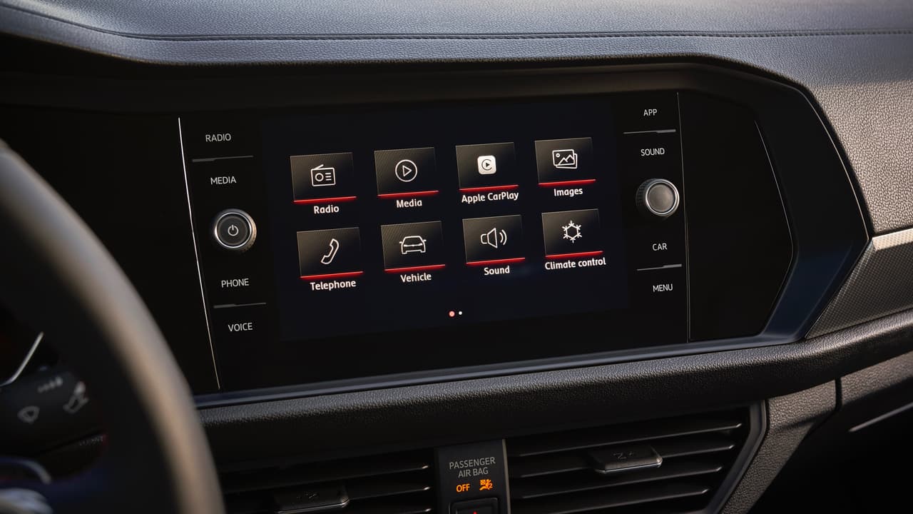 También como equipo estándar el Volkswagen Jetta GLI cuenta con conectividad Apple CarPlay, Android Auto y MirrorLink, y luz ambiental en 10 colores distintos (recomendamos el rojo). El vehículo puede ser ordenado con equipamiento opcional como 
<i>sunroof</i>,
<b> instrumentación digital con gráficos eclusivos para la versión GLI</b>, sistema de audio de 400 pulgadas de BeatsAudio, radio satelital y encendido remoto, entre otros equipos.