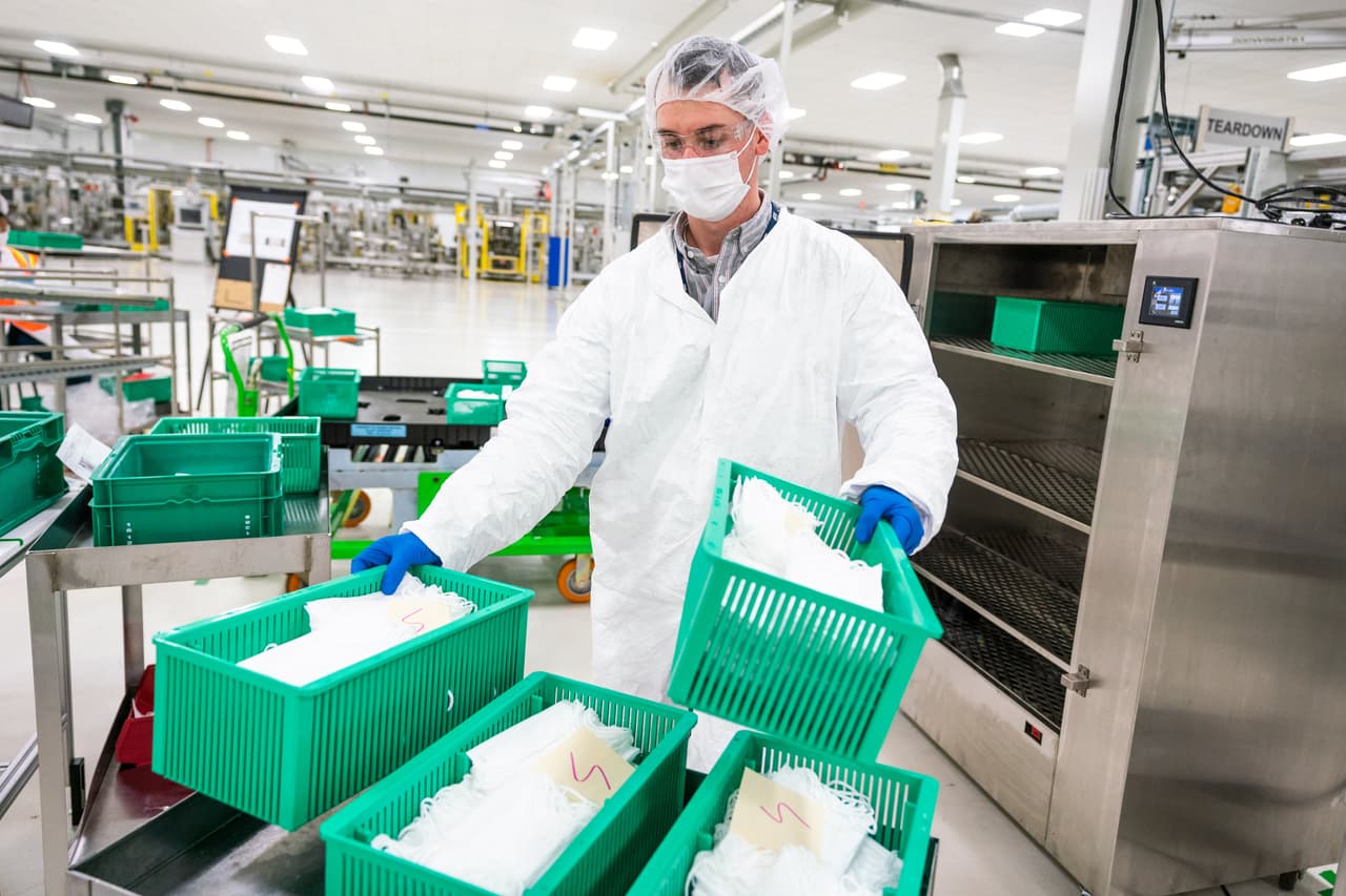 Trabajadores comienzan la preparación final para la fabricación de máscaras faciales de Nivel 1 en las instalaciones de General Motors en Warren, Michigan.