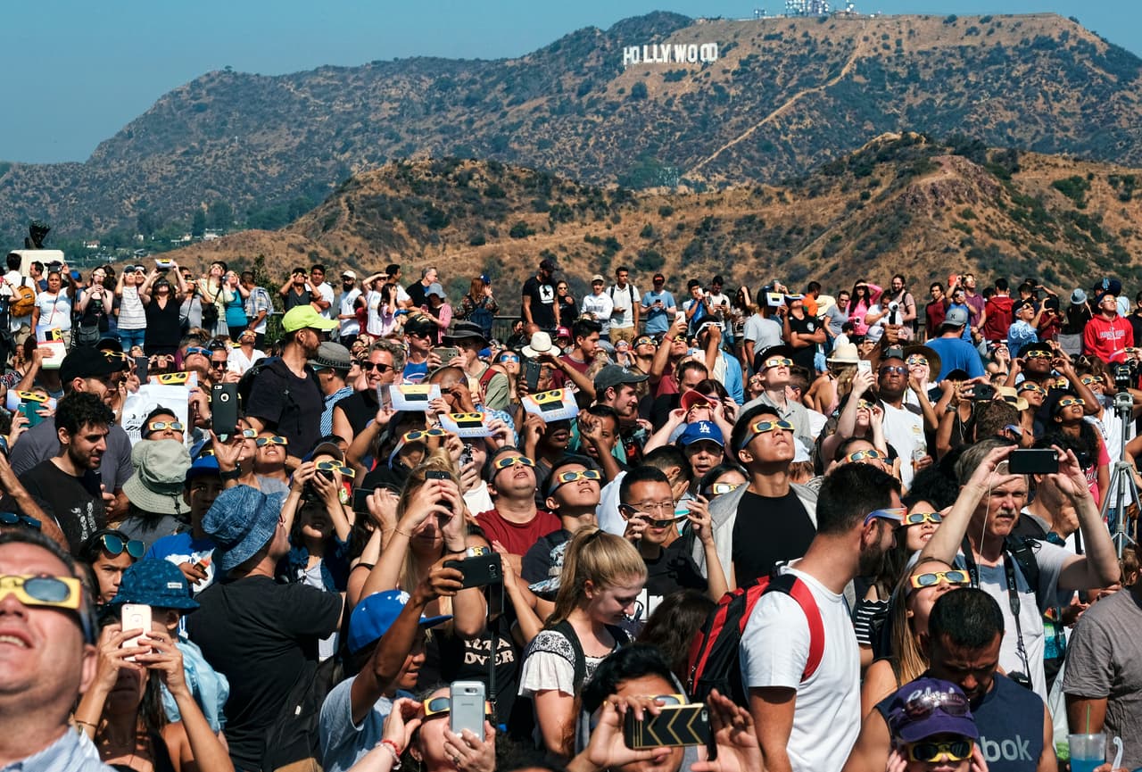 Miles de personas llegaron al Observatorio Griffith, en Los Ángeles, para ver desde allí el histórico fenómeno.