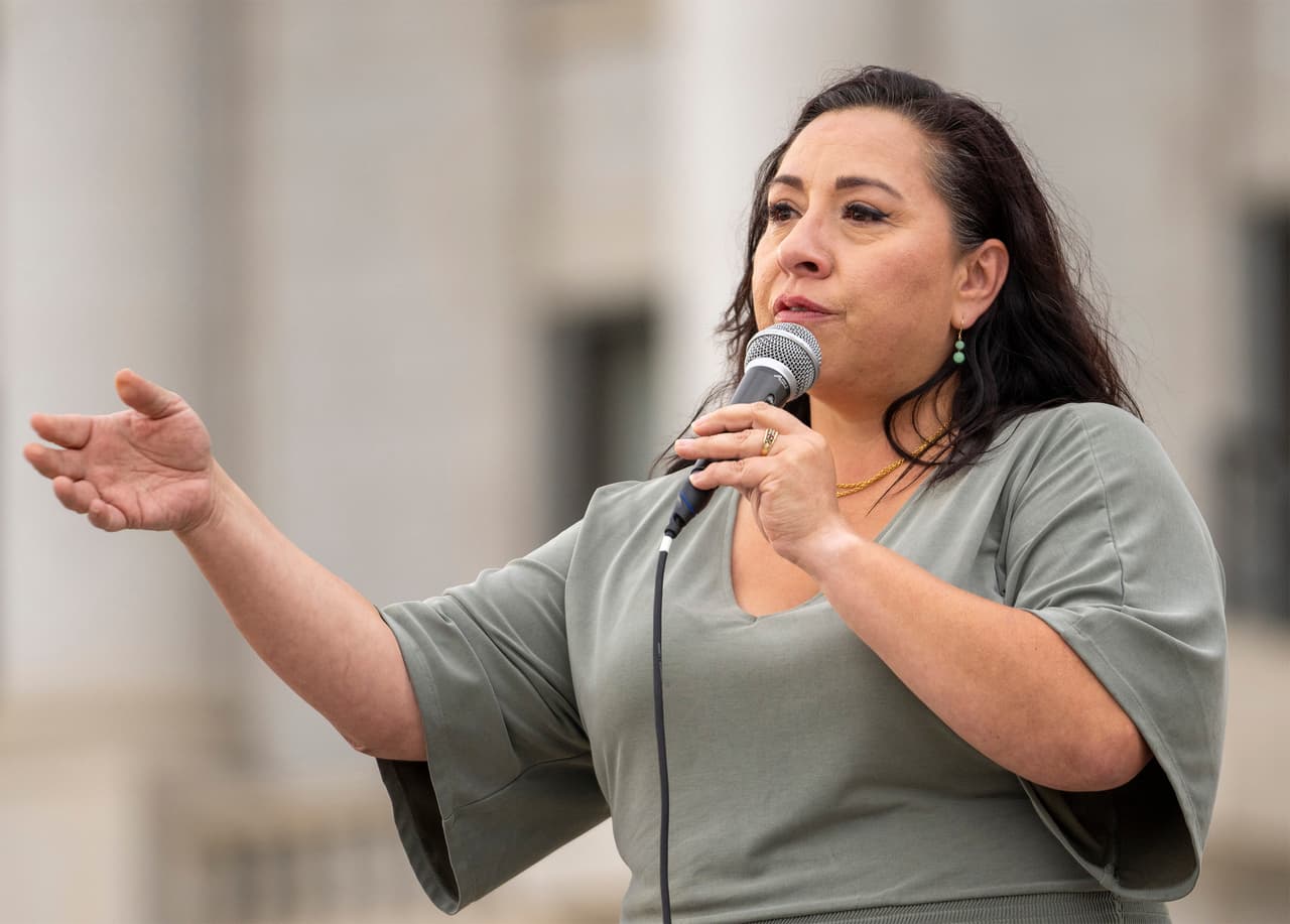 La representante estatal Ángela Romero hablando frente al Capitolio de Salt Lake City (Utah) el 19 de agosto del 2022. Romero promovió sin éxito varios proyectos que eliminaban el secreto de confesión que invocan las iglesias para no denunciar abusos sexuales de menores confesados por penitentes.