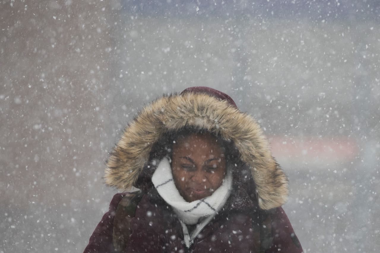 Una mujer camina cerca de la estación del Subway Atlantic Avenue-Barclays Center en Brooklyn.