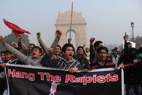 Las manifestaciones continuaron pese a que el ministro del Interior, Sushilkumar Shinde, prometió estudiar la demanda para aplicar la pena de muerte a los seis supuestos autores de la violación, entre ellos el conductor del autobús.