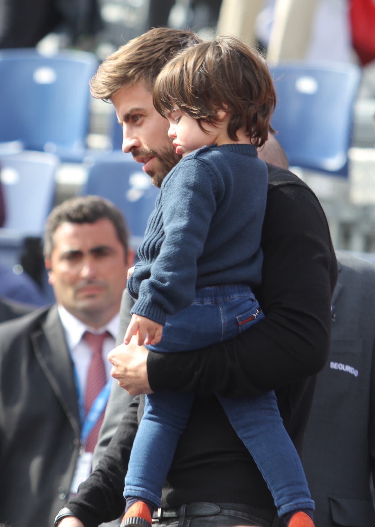 Milan y Sasha acompañan a su papá a todos los juegos. ¡Ellos son su mejor porra!