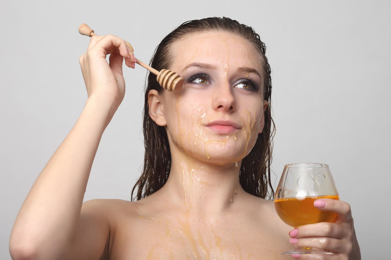 <b>Consiéntete con mascarilla. </b>Así como lo hicimos a lo largo del año, en el invierno también debemos recurrir a las mascarillas, en especial de huevo, miel o yogurt, para regresarle la suavidad tu piel.