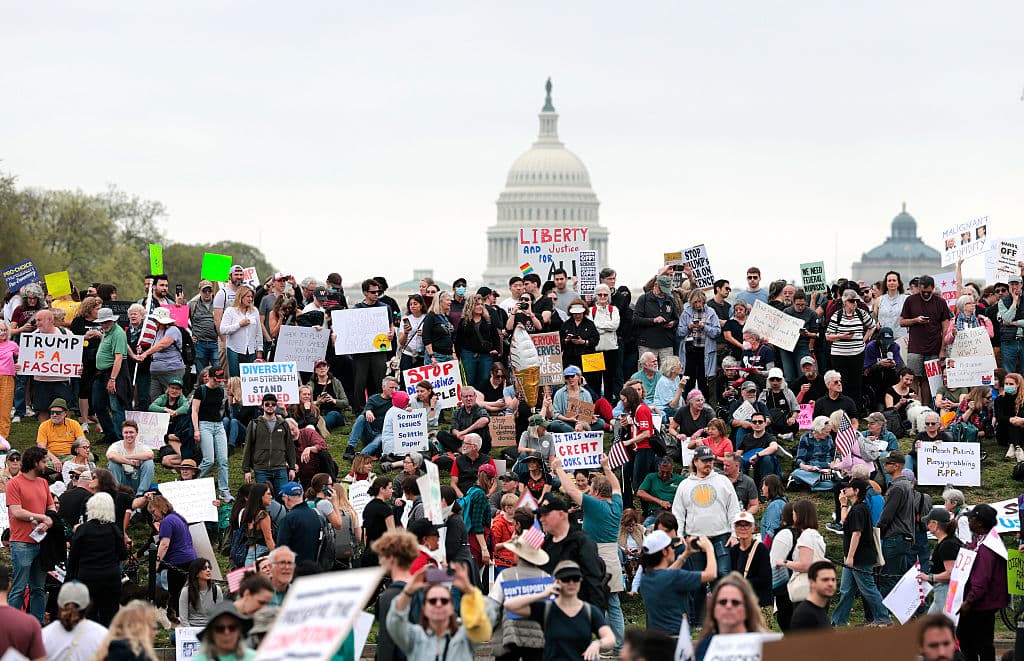 <b>Washington DC. </b>Manifestantes asisten a una concentración "¡Hands Off!" para protestar contra el presidente de EE. UU., Donald Trump, en el National Mall el 5 de abril de 2025 en Washington, D.C. Las protestas contra las políticas de la administración Trump y el Departamento de Eficiencia Gubernamental (DOGE) de Elon Musk se están llevando a cabo en todo el país, en lo que los organizadores llaman un Día Nacional de Acción.