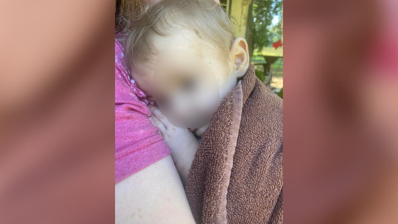 La pareja llamó al 911 para reportar el hallazgo y recibió autorización para tomar a la niña en sus brazos y así la sostuvo hasta que llegaron los equipos de emergencia.