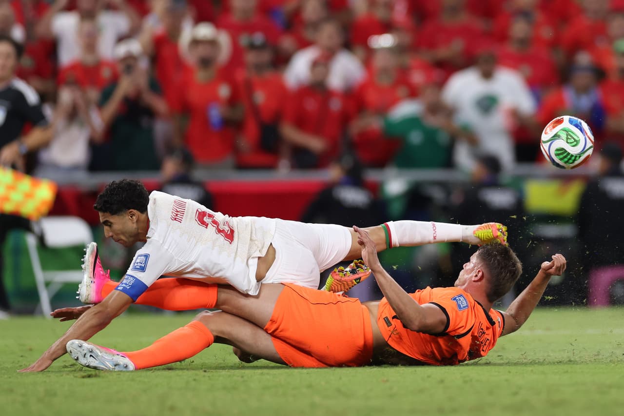El marroquí Achraf Hakimi (2) cae tras recibir una entrada del neerlandés Micky van de Ven (15) frente a la portería, durante el partido de dieciseisavos de final de la Copa del Mundo entre Países Bajos y Marruecos en Guadalupe, cerca de Monterrey, México, el lunes 29 de junio de 2026.