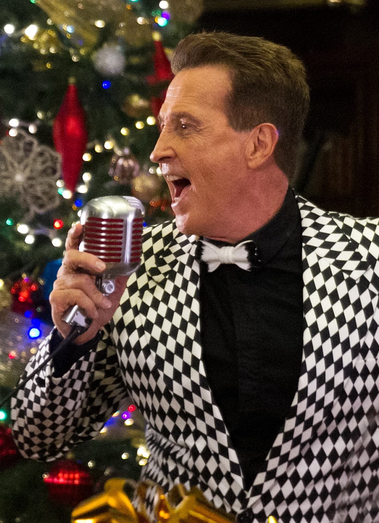 Emmanuel celebra ya 42 años de carrera artística como uno de los más reconocidos baladistas en español.