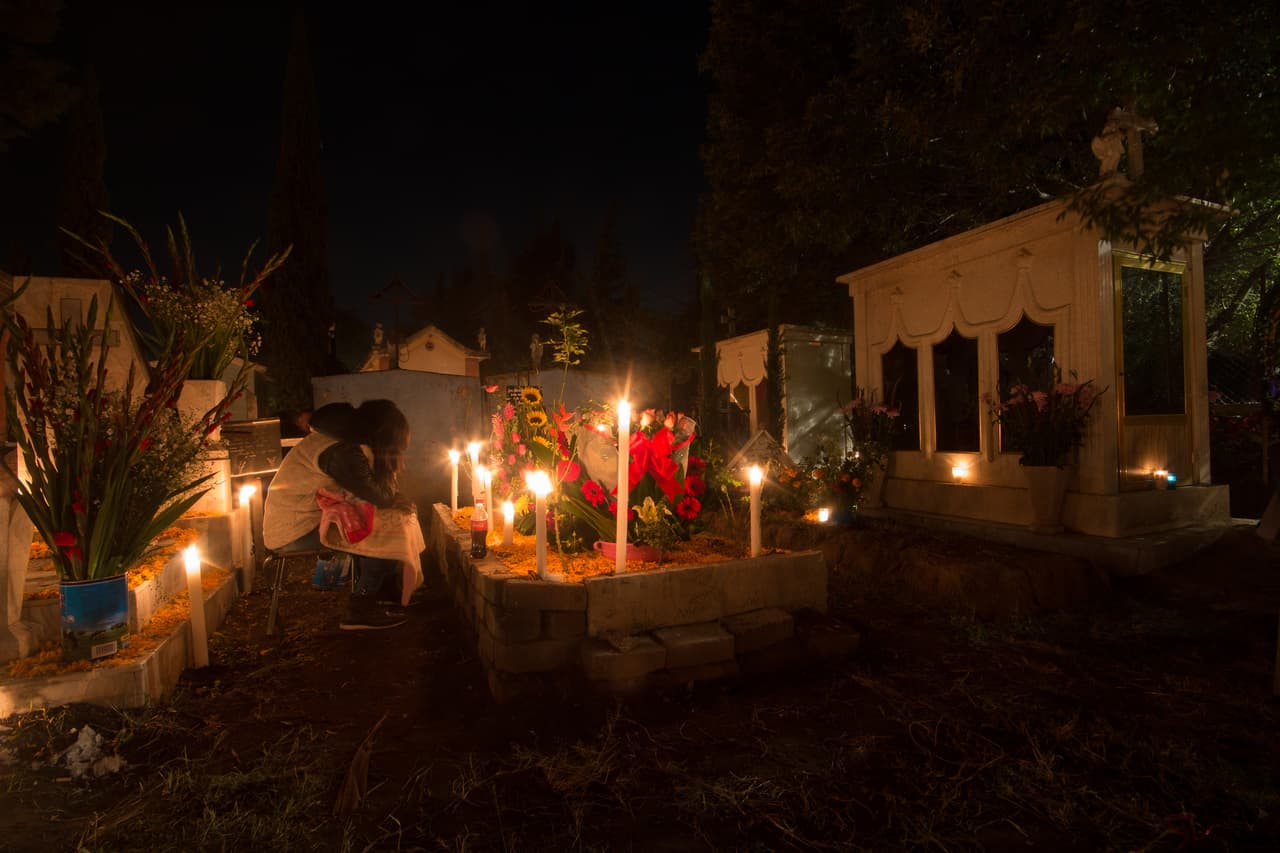 La noche de Todos los Santos en Xochimilco, donde los vivos hablan con sus muertos