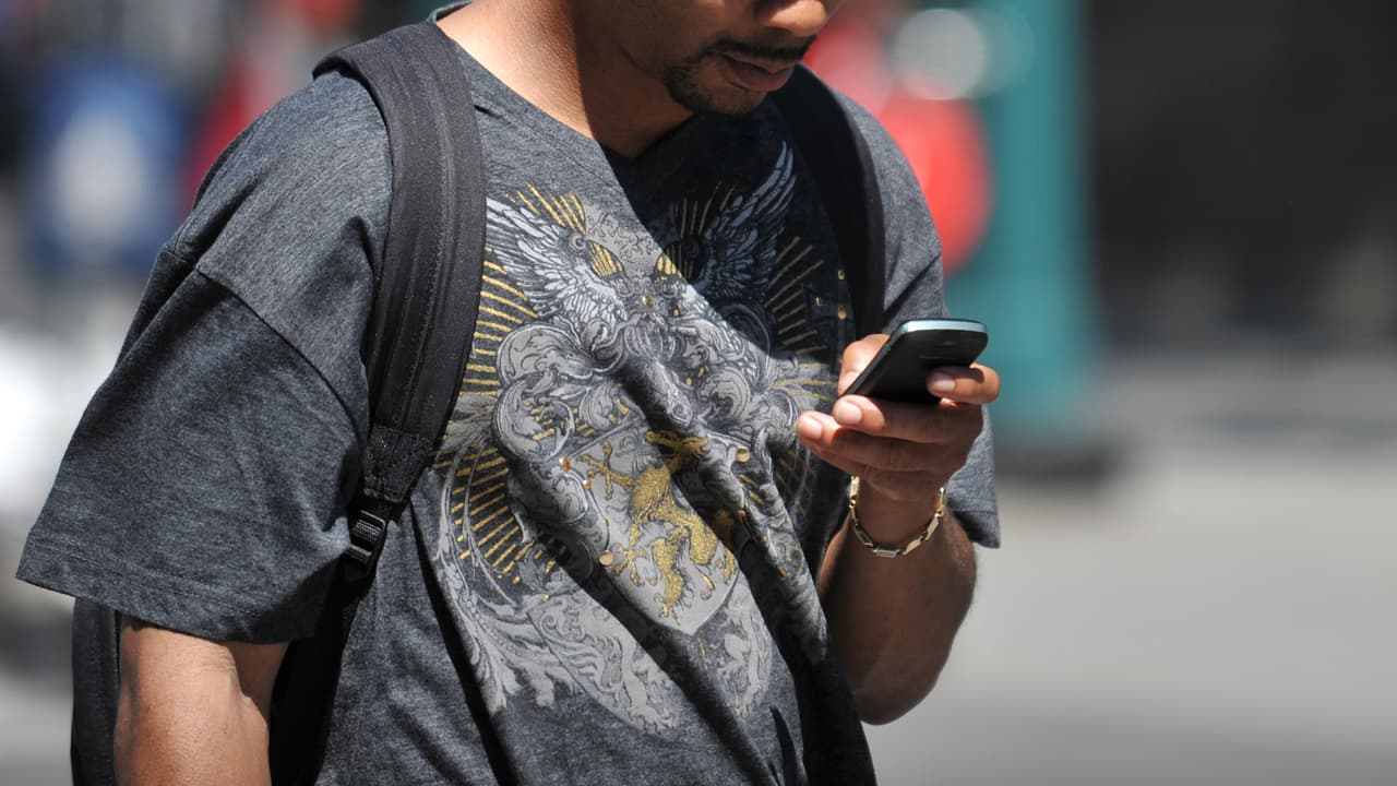 Esta nueva ley podría prohibir el uso de celulares en escuelas de California