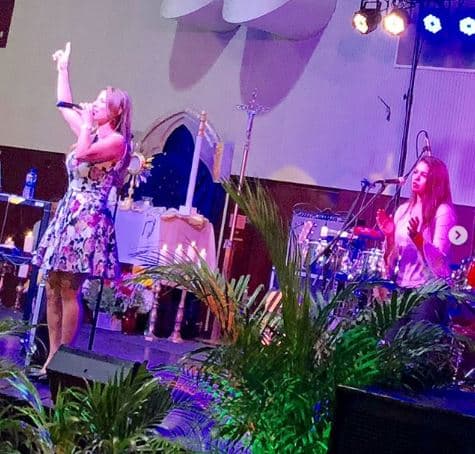 "Muy contentos de poder compartir una hermosa noche de alabanza y adoración con nuestros hermanos de West Palm Beach en un concierto organizado por los jóvenes para toda la familia. Muy feliz de contar con la compañía de mi hija Sara Ángel en los coros", escribió la cantante junto a esta instantánea.
